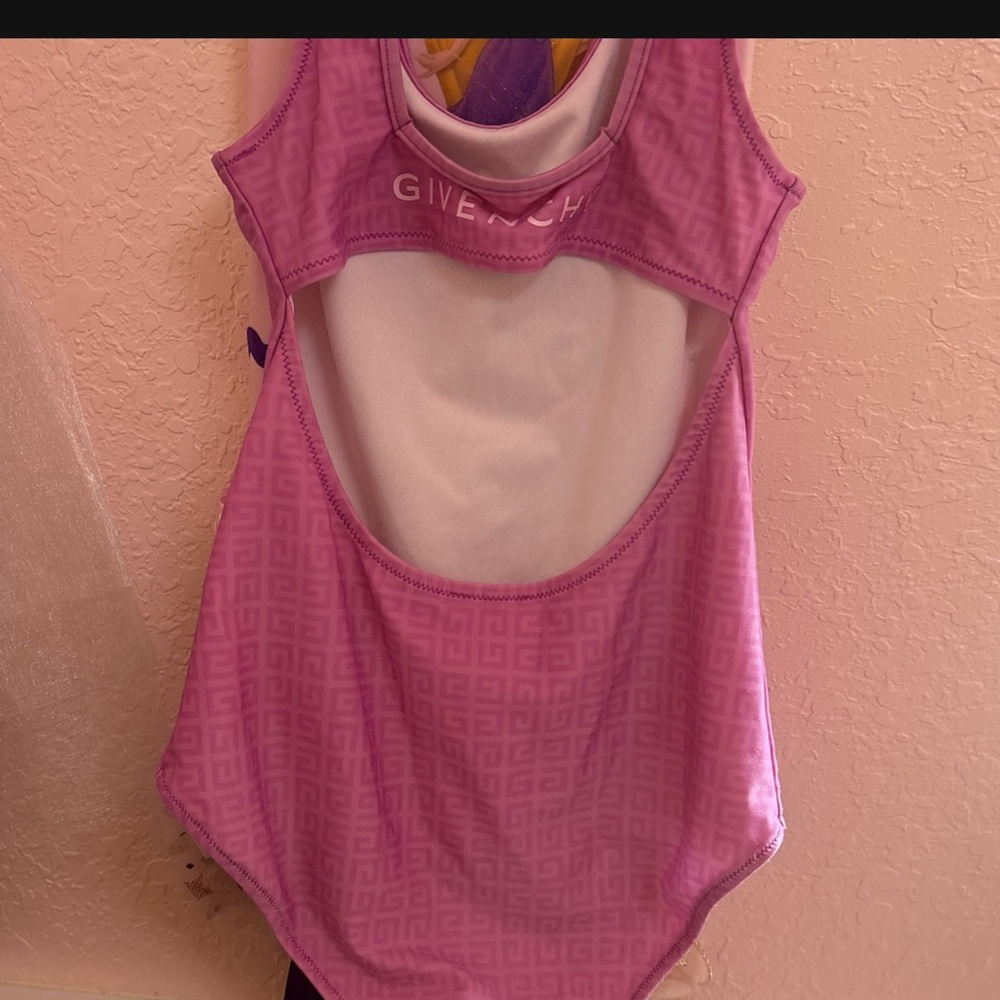 givenchy - Picture 4 of 5